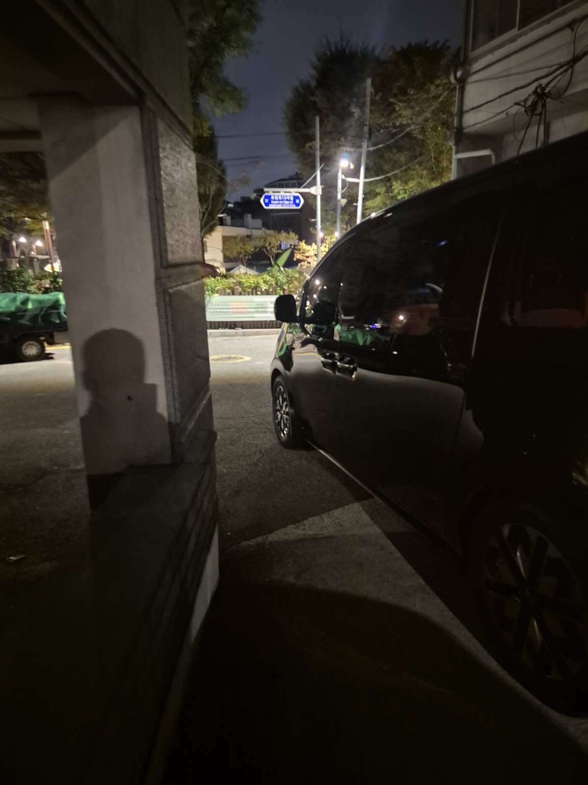 좁은 주택가 골목에 도착한 공항 이동 차량